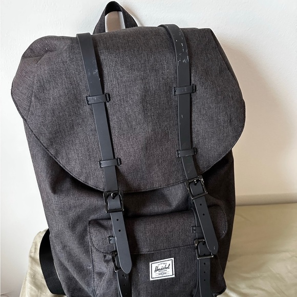 herschel backpack dark grey Heritage Supply Co. USA the rucksack offers plenty of space for a laptop or notebook with a screen size of up to 15 inches Herschel Supply Co | Classic